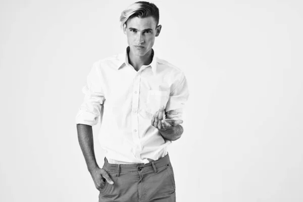 En man i en vit skjorta gester med händerna känslor modern stil ljus bakgrund — Stockfoto