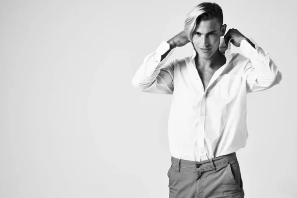 Hombre camisa blanca peinado de moda estilo elegante fondo claro — Foto de Stock