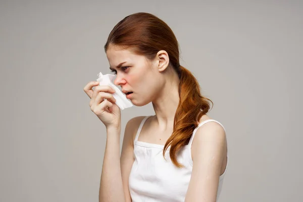 Infección por el virus de la gripe femenina problemas de salud aislados —  Fotos de Stock