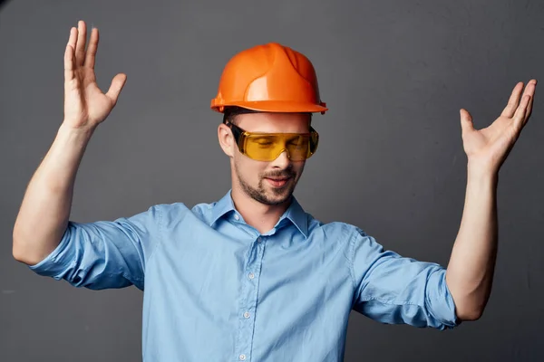 Homme en orange hard hat lunettes jaunes construction sécurité travail — Photo