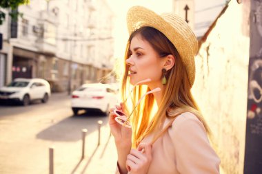 Sokakta şapka ve gözlük takan güzel bir kadın