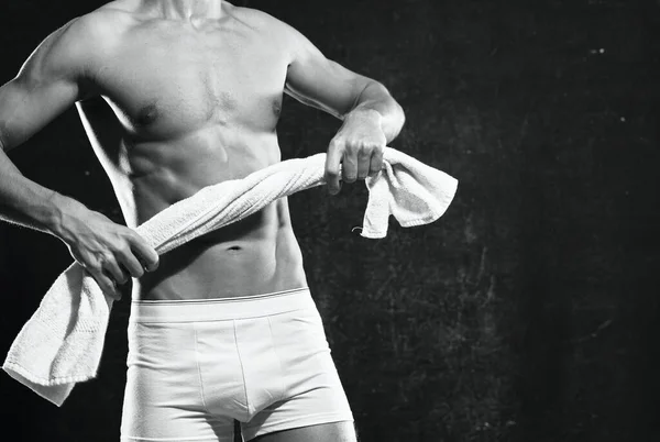 Sportlicher Mann mit aufgepumptem Körper, dunkler Hintergrund — Stockfoto