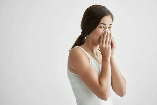 Γυναίκα με ένα κρύο σκουπίζει τη μύτη της με ένα μαντήλι γρίπη προβλήματα υγείας — Φωτογραφία Αρχείου