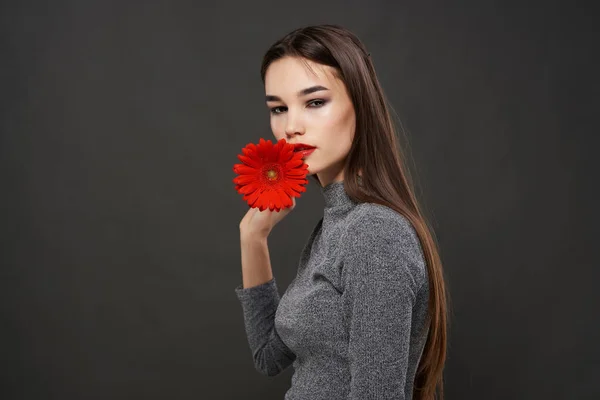 Bonita mujer con brillante maquillaje flor roja cerca de glamour cara —  Fotos de Stock