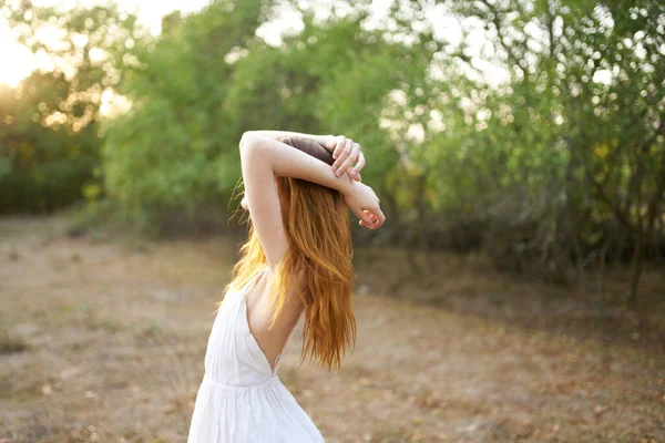 Mujer en vestido blanco naturaleza árboles estilo de vida de vacaciones —  Fotos de Stock