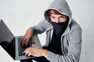 Hacker görünmezlik tekniği soygun güvenlik holiganı tecrit edilmiş arka plan