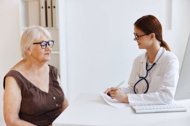 Beyaz önlüklü hemşire hasta muayene uzmanı tavsiyesi