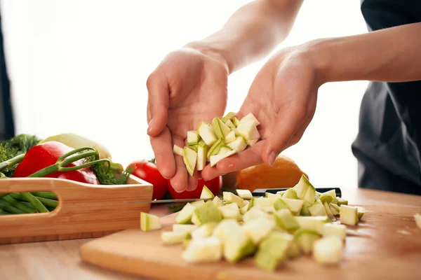 Affettare verdure fresche ingredienti per insalata cibo sano in cucina — Foto Stock