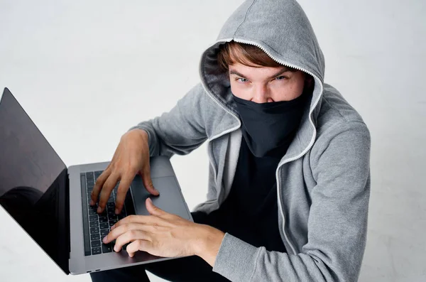 Hacker sigilo técnica robo seguridad hooligan aislado fondo — Foto de Stock