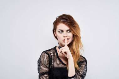 Neşeli kadın çekici görünüyor modern tarz mücevher duyguları soyutlanmış arka plan