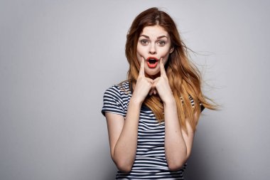 Neşeli kadın saç stili neşesi. Moda pozu. Çekici görünüyor.