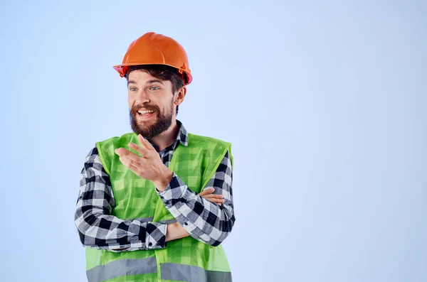Homem emocional colete verde capacete laranja fluxo de trabalho mão gestos fundo isolado — Fotografia de Stock