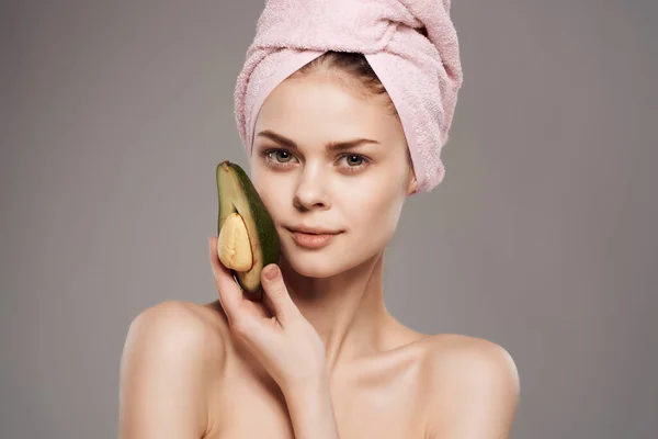 Mulher com ombros nus tratamentos de spa de cuidados da pele de abacate — Fotografia de Stock