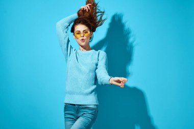 Mavi süveterli, mavi arka planlı kadın yaşam tarzı