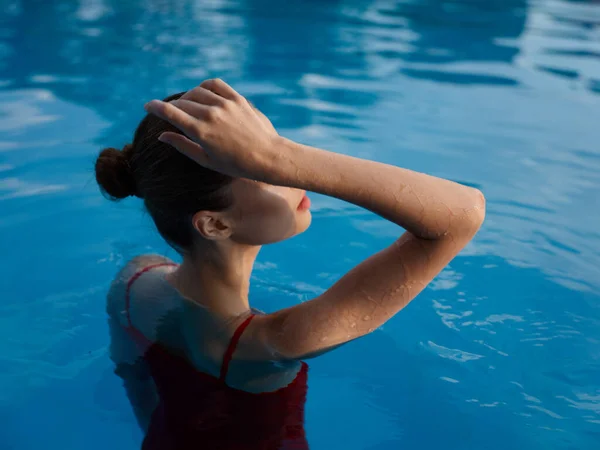 Женщина Плавание в бассейне отдых рука об руку роскошный шарм природы — стоковое фото