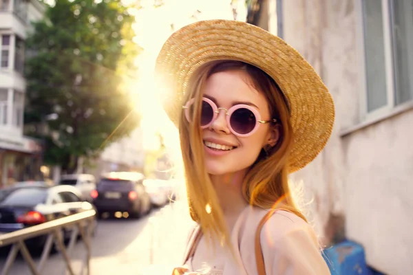 Glad kvinna bär solglasögon utomhus promenad sommar — Stockfoto