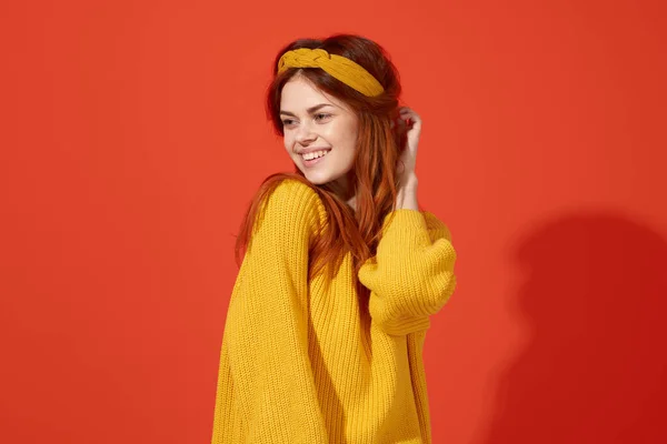 머리띠를 하고 있는 노란색 스웨터를 입고 있는 여자 — 스톡 사진