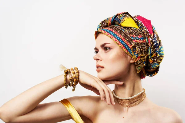 Allegra donna decorazione multicolore turbante etnicità studio di moda — Foto Stock