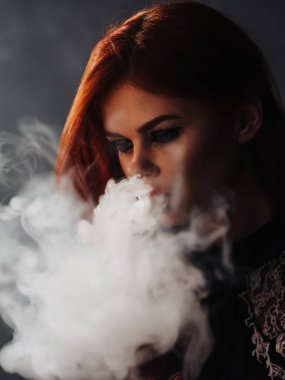 Güzel kadın ağız stüdyosundan parlak makyaj dumanı.