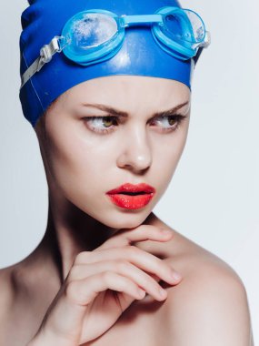 Çıplak omuzlu kadın atlet, kırmızı dudaklı profesyonel.