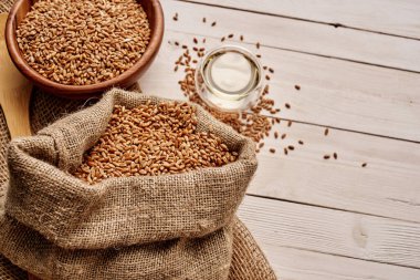 Ahşap masa yemekleri. Doğal malzemeler. Yakın plan.