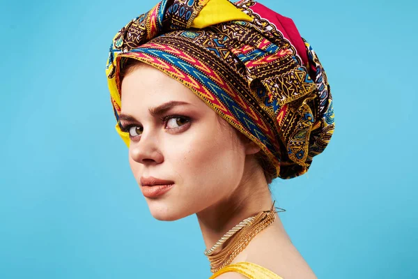 Bella donna in turbante multicolore aspetto attraente Gioielli sorriso sfondo blu — Foto Stock