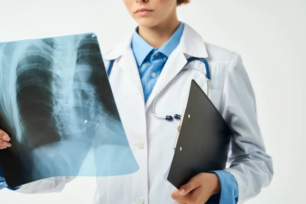 Лікар у білому пальто рентген крупним планом клініка — стокове фото