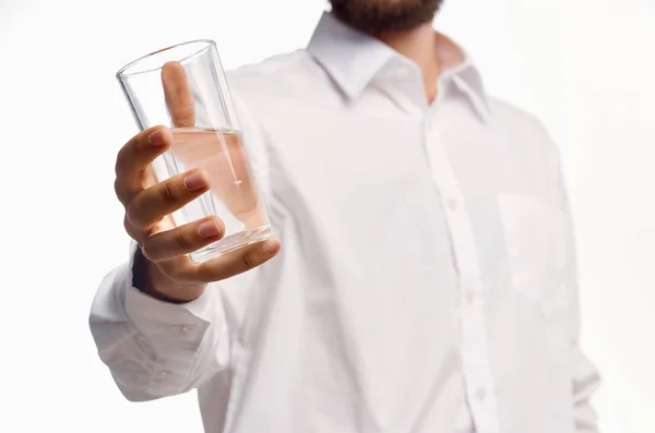 Hombre en camisa blanca vaso de agua aislado fondo — Foto de Stock