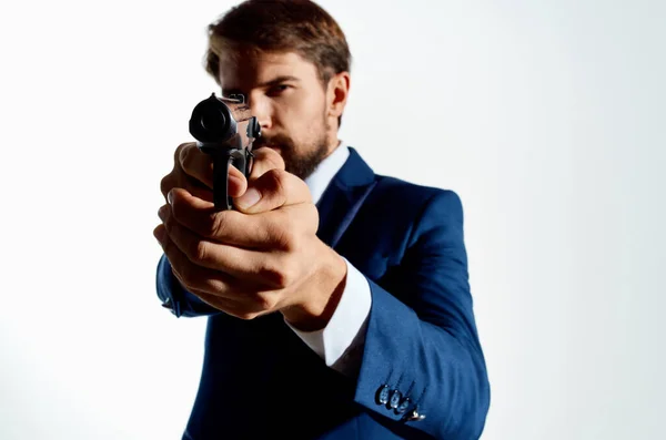 Homens de negócios Agente secreto com uma arma nas mãos de um crime isolado fundo — Fotografia de Stock