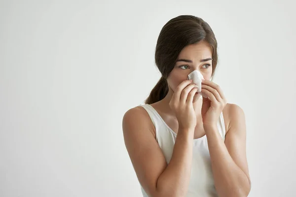 Mujer sonándose la nariz en un pañuelo problemas de salud por el virus de la gripe — Foto de Stock