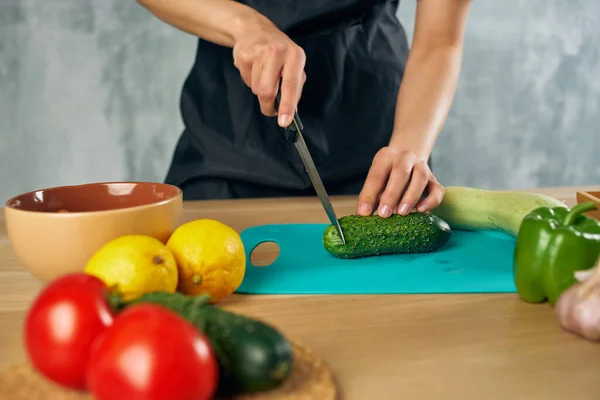 Femme au foyer Cuisine saine alimentation — Photo