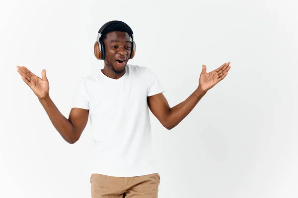 Man afrikaanse verschijning met open mond koptelefoon luisteren naar muziek emotie — Stockfoto