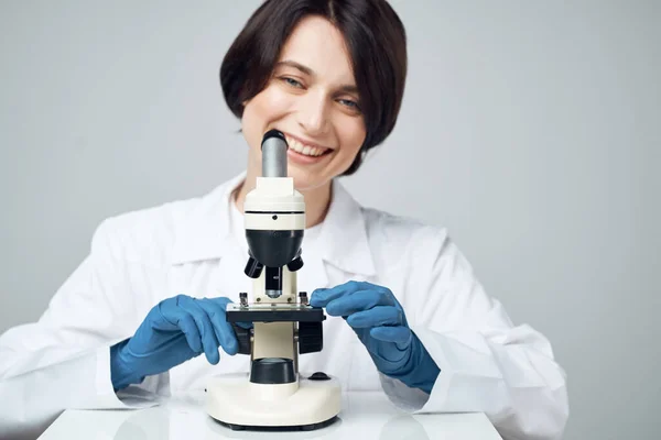 Scienziata donna in camice bianco laboratorio microscopio esperimento scientifico — Foto Stock