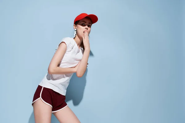 빨간 모자를 쓴 쾌활 한 젊은 여성즐거운 여름 스타일 — 스톡 사진