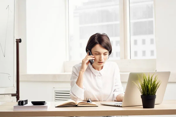 Vrouwelijke manager in het kantoor secretaris uitvoerende licht achtergrond — Stockfoto