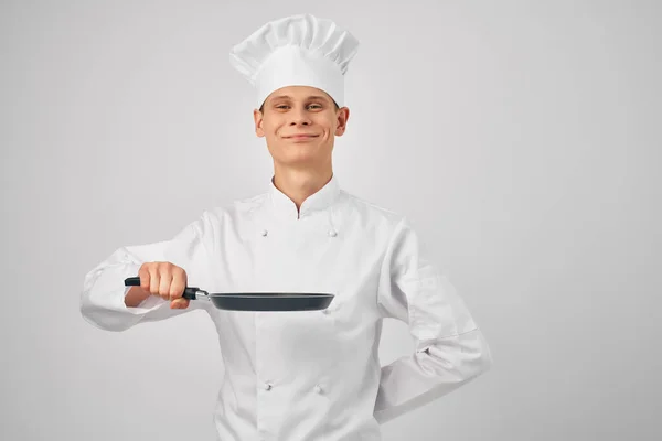 Mężczyzna w kucharze ubrania gotowanie usługi profesjonalne — Zdjęcie stockowe