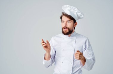 Sakallı şef mutfak işçisi mesleki duyguları işaret eder.