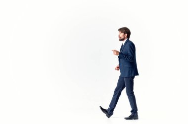 takım elbiseli adam duygular içinde başarılı ışık arkaplan