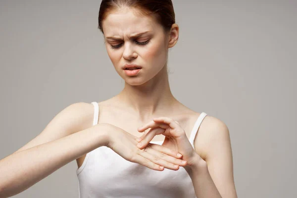 Mujer reumatismo brazo dolor salud problemas aislados fondo — Foto de Stock