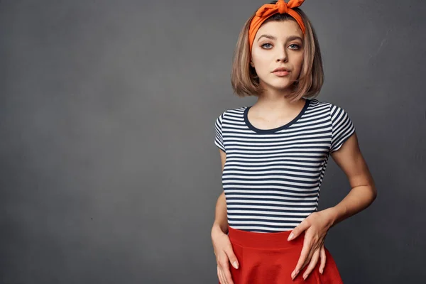 Mujer bastante de moda con diadema naranja falda roja posando —  Fotos de Stock