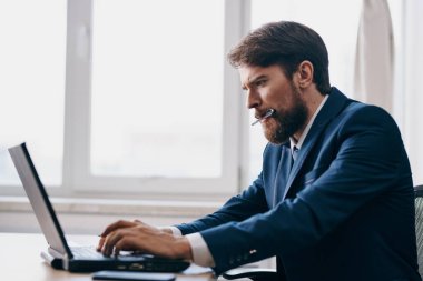Dizüstü bilgisayarın önündeki adam masadaki iletişimde başarılı oldu.