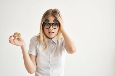 El feneri arka planında klasörü olan beyaz gömlekli bir iş kadını.