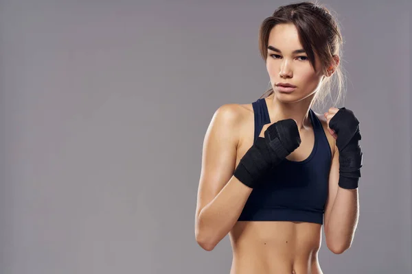 美しい女性ボクシングパンチングワークアウト包帯隔離された背景 — ストック写真