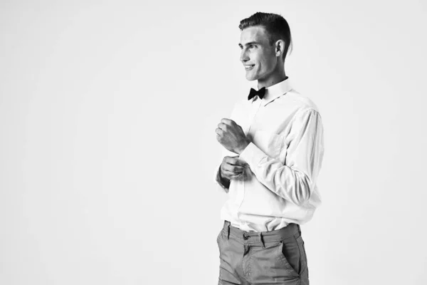 Man i vit skjorta fluga mode frisyr självförtroende — Stockfoto