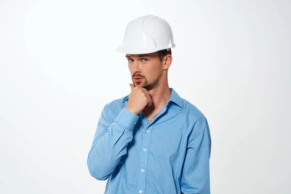 파란색 셔츠흰 건축 헬멧을 쓴 남자 직업 엔지니어 — 스톡 사진