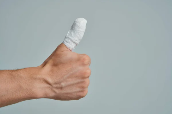 Άρρωστος άντρας με επίδεσμο στο χέρι τραυματισμός δακτύλων νοσοκομειακή ιατρική — Φωτογραφία Αρχείου