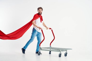 Sakallı adam izole bir arka planda at arabasına biniyor.