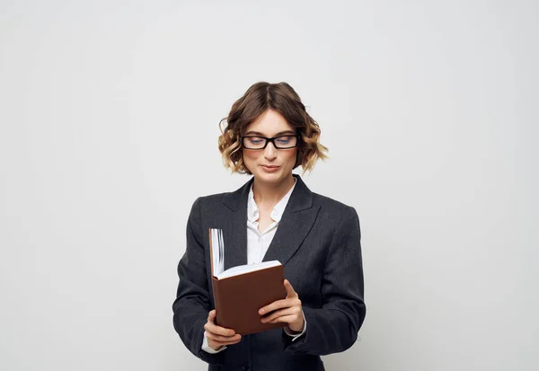 Donna in abito da lavoro notebook in mano sfondo luce — Foto Stock