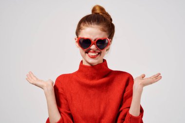 Güzel bir kadın. Kırmızı dudaklar açık arkaplan.