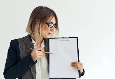 Gözlüklü neşeli kadın. Belgeler boş. Açık arkaplan.